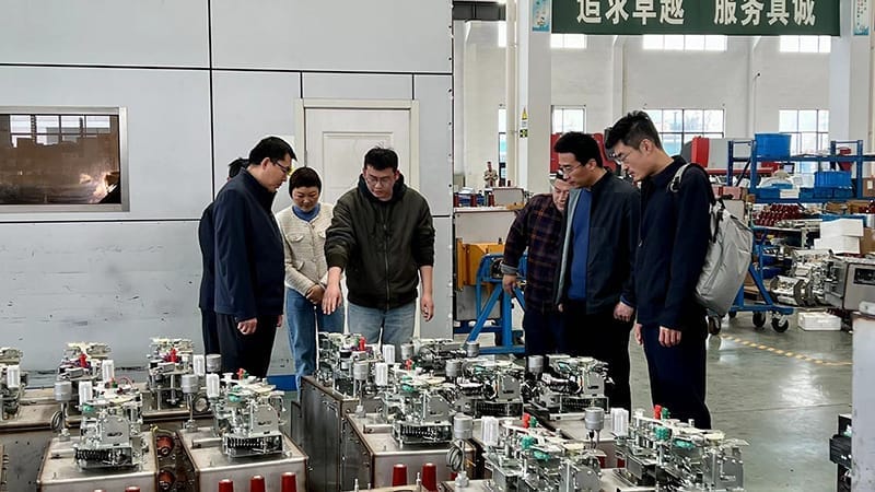 Pei Xudong, Comandante en Jefe Adjunto del Grupo de la Línea Este de Desvío de Agua de Sur a Norte, Ltd., y su grupo visitaron el Grupo Zhengrui, acompañados por el Ingeniero Jefe Huang Jinwei._nanjing Zhengrui