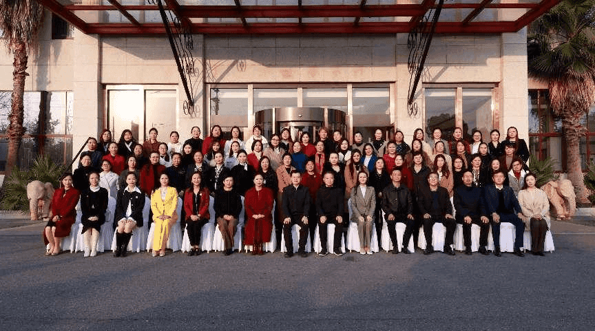 هو جينغ تشيونغ، المدير العام لمجموعة تشنغروي للطاقة، انتخبت بنجاح رئيسة لجمعية رائدات الأعمال في منطقة نانجينغ ليشوي في نانجينغ