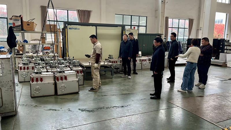 Pei Xudong, Comandante en Jefe Adjunto del Grupo de la Línea Este de Desvío de Agua de Sur a Norte, Ltd., y su grupo visitaron el Grupo Zhengrui, acompañados por el Ingeniero Jefe Huang Jinwei._nanjing Zhengrui